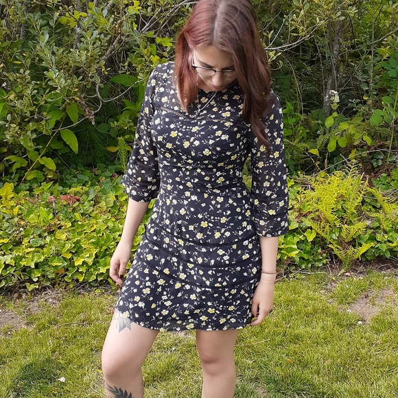 Lulu's Black/Yellow Floral Boho Mini Trumpet bell Sleeve Dress SZ S - Picture 3 of 9